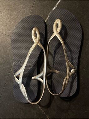Havaianas Women’s Slim Twist Sandals in Metallic Silver and Black